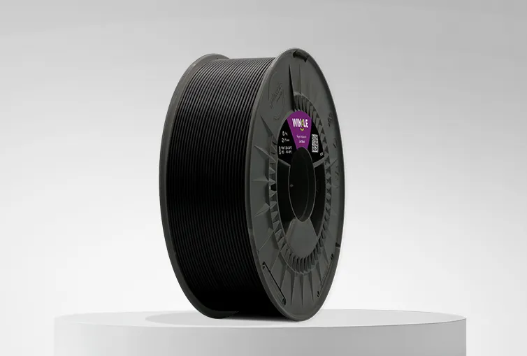 Spule von Filament PETG Winkle 1,75mm Gagat Schwarz 1kg auf einer Plattform und einem grauen Hintergrund