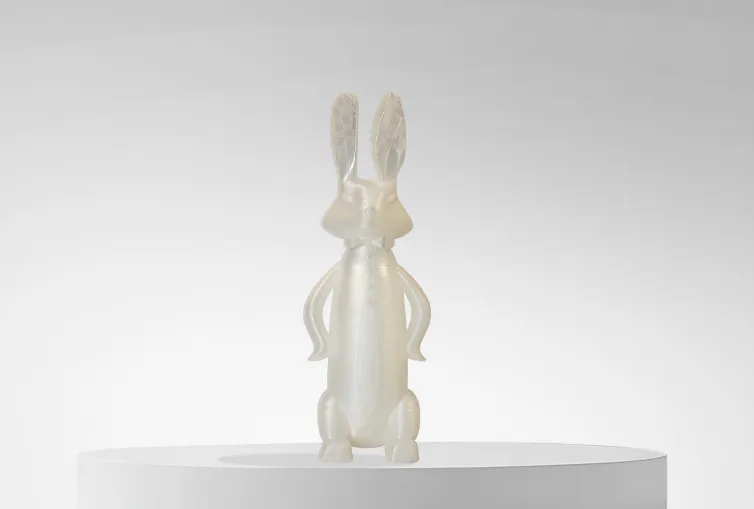 3D-gedruckte Figur mit Filament PETG Winkle 1,75mm Transparent 1kg auf Plattform und grauem Hintergrund