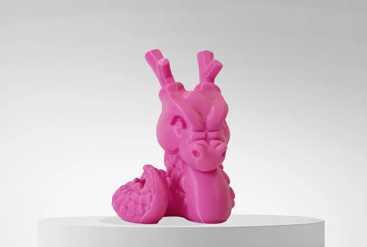 3D-gedruckte Figur mit Filament PLA HD Fluoreszent Winkle 1,75mm Elektrisch Rosa 1kg auf Plattform und grauem Hintergrund