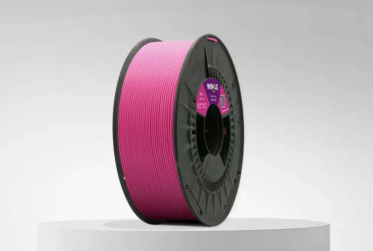 Spule von Filament PLA HD Fluoreszent Winkle 1,75mm Elektrisch Rosa 1kg auf einer Plattform und einem grauen Hintergrund