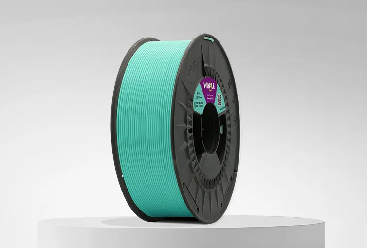 Spule von Filament PLA HD Pastell Winkle 1,75mm Türkisblau 1kg auf einer Plattform und einem grauen Hintergrund