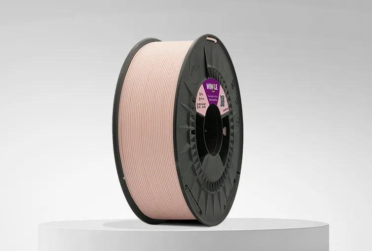 Spule von Filament PLA HD Pastell Winkle 1,75mm Zuckerwatte Rosa 1kg auf einer Plattform und einem grauen Hintergrund