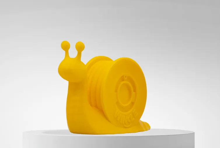 Figura impresa en 3D con Filamento PLA HD Winkle 1,75mm Amarillo Canario 1kg sobre plataforma y fondo gris