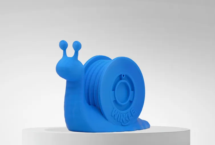 3D-gedruckte Figur mit Filament PLA HD Winkle 1,75mm Himmelblau 1kg auf Plattform und grauem Hintergrund