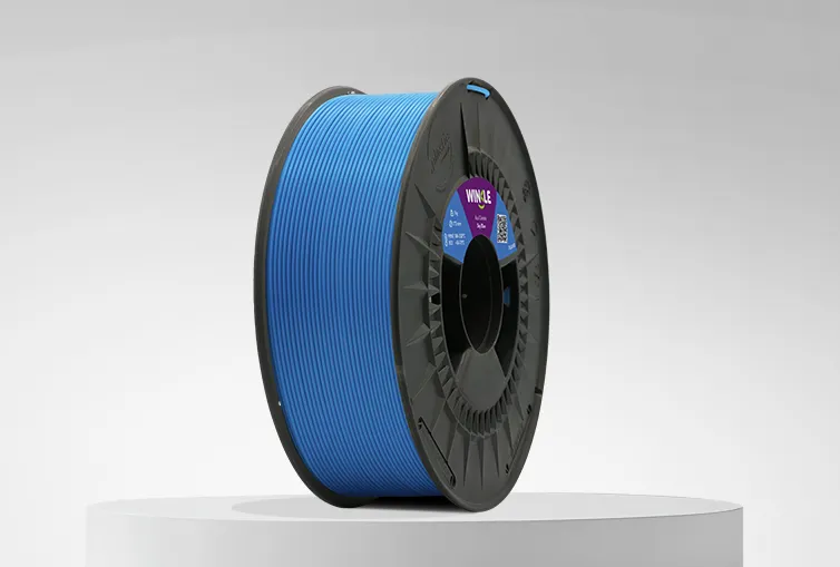 Spule von Filament PLA HD Winkle 1,75mm Himmelblau 1kg auf einer Plattform und einem grauen Hintergrund