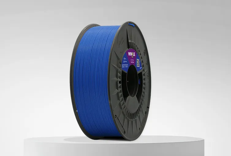 Bobina de Filamento PLA HD Winkle 1,75mm Azul Pacífico 1kg sobre una plataforma y fondo gris