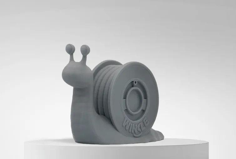 Figura impresa en 3D con Filamento PLA HD Winkle 1,75mm Gris Ceniza 1kg sobre plataforma y fondo gris