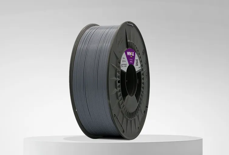 Spule von Filament PLA HD Winkle 1,75mm Aschgrau 1kg auf einer Plattform und einem grauen Hintergrund