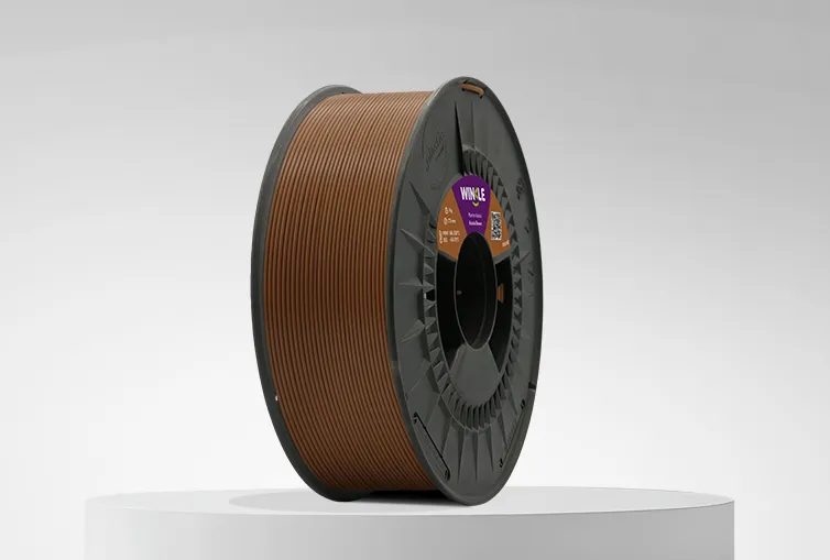 Spule von Filament PLA HD Winkle 1,75mm Akazienholz Braun 1kg auf einer Plattform und einem grauen Hintergrund