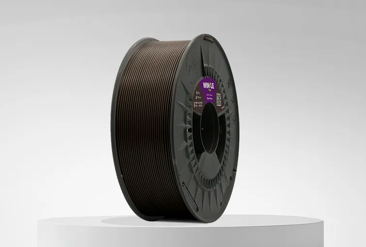 Spule von Filament PLA HD Winkle 1,75mm Ebenholz Braun 1kg auf einer Plattform und einem grauen Hintergrund