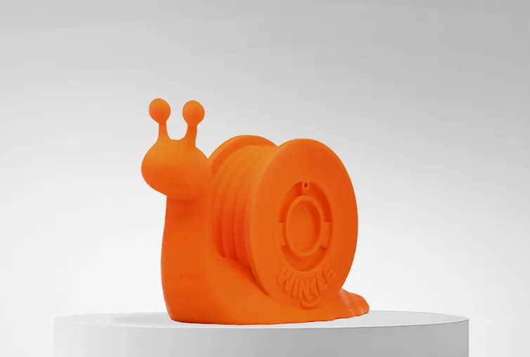 3D-gedruckte Figur mit Filament PLA HD Winkle 1,75mm Nemo Orange 1kg auf Plattform und grauem Hintergrund