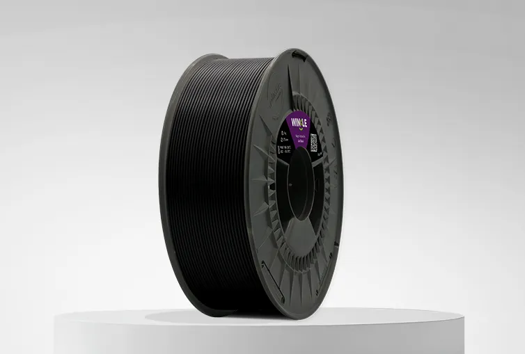 Spule von Filament PLA HD Winkle 1,75mm Gagat Schwarz 1kg auf einer Plattform und einem grauen Hintergrund