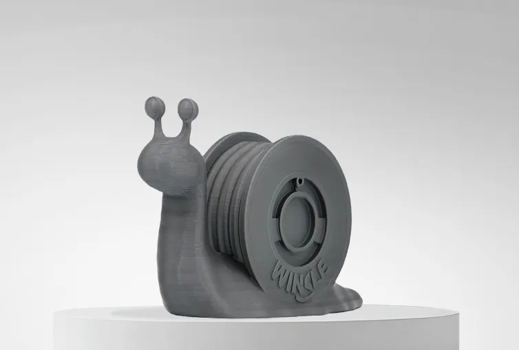 Figura impresa en 3D con Filamento PLA HD Winkle 1,75mm Plata 1kg sobre plataforma y fondo gris