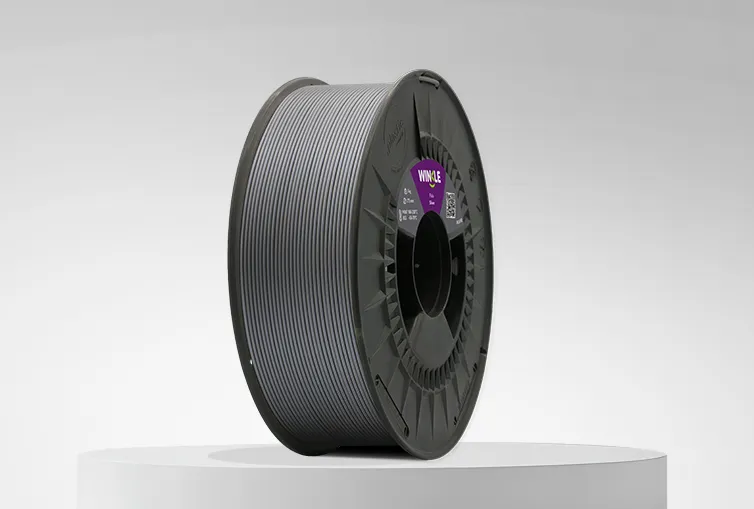 Spule von Filament PLA HD Winkle 1,75mm Silber 1kg auf einer Plattform und einem grauen Hintergrund