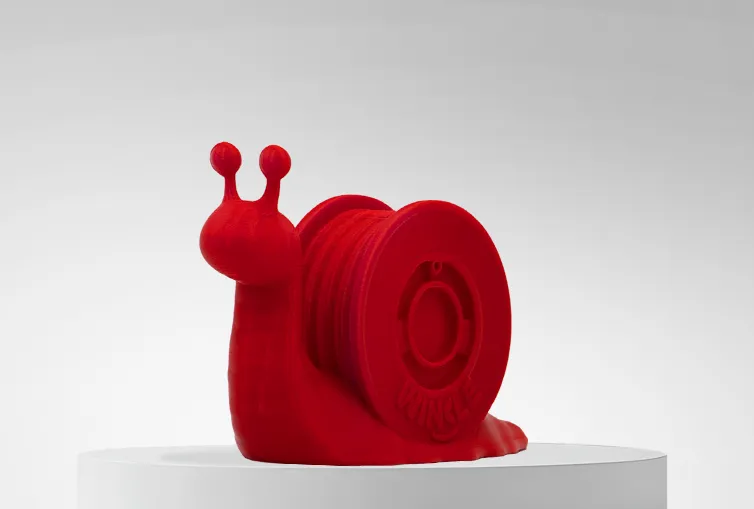 3D-gedruckte Figur mit Filament PLA HD Winkle 1,75mm Teufel Rot 1kg auf Plattform und grauem Hintergrund