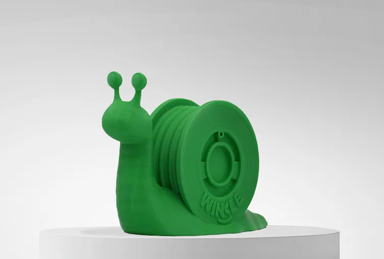 Figura impresa en 3D con Filamento PLA HD Winkle 1,75mm Verde Aguacate 1kg sobre plataforma y fondo gris