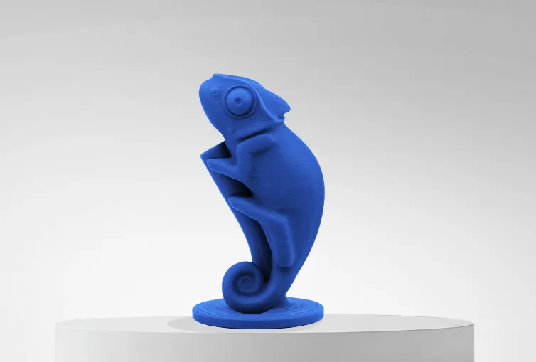 3D-gedruckte Figur mit Filament PLA Matt Winkle 1,75mm Kobaltblau 1kg auf Plattform und grauem Hintergrund