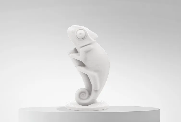 Figura impresa en 3D con Filamento PLA Mate Winkle 1,75mm Blanco Nata 1kg sobre plataforma y fondo gris