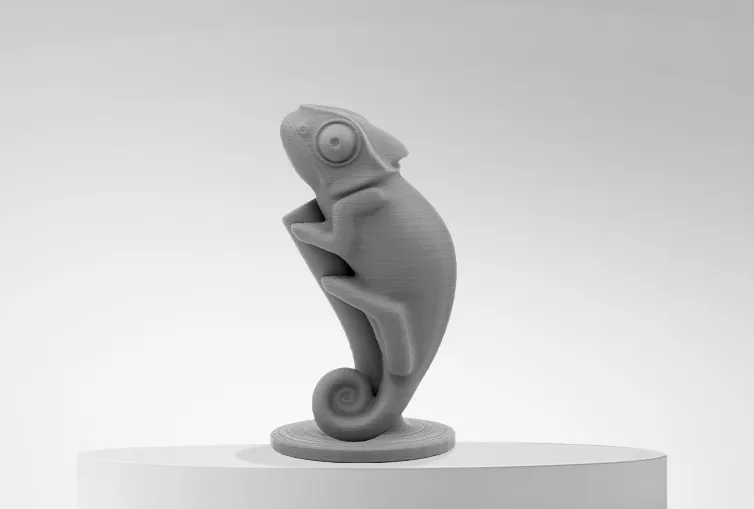 Figura impresa en 3D con Filamento PLA Mate Winkle 1,75mm Gris Humo 1kg sobre plataforma y fondo gris