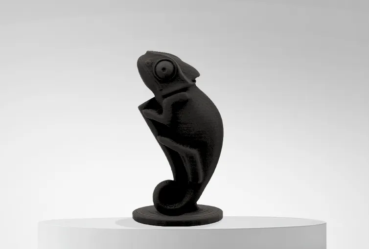 Figura impresa en 3D con Filamento PLA Mate Winkle 1,75mm Negro Grafito 1kg sobre plataforma y fondo gris