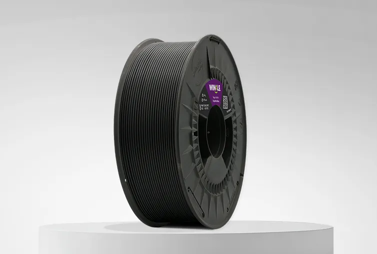 Spule von Filament PLA Matt Winkle 1,75mm Graphit Schwarz 1kg auf einer Plattform und einem grauen Hintergrund