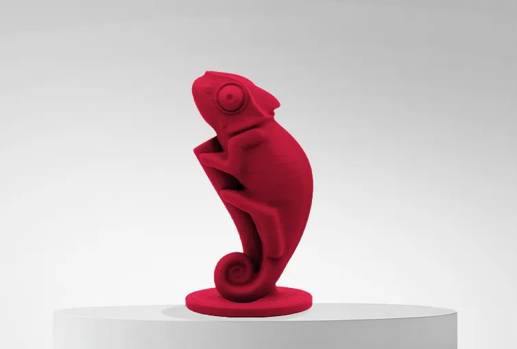 3D-gedruckte Figur mit Filament PLA Matt Winkle 1,75mm Himbeerrot 1kg auf Plattform und grauem Hintergrund