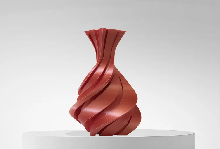 Figura impresa en 3D con Filamento PLA Silk (Seda) Winkle 1,75mm Rojo Rubí 300g sobre plataforma y fondo gris