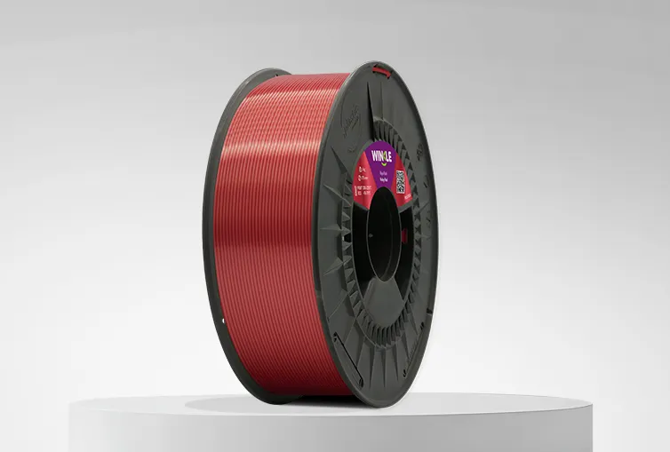 Spule von Filament PLA Silk (Seide) Winkle 1,75mm Rubinrot 1kg auf einer Plattform und einem grauen Hintergrund