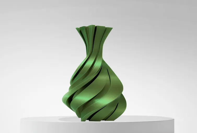 Figura impresa en 3D con Filamento PLA Silk (Seda) Winkle 1,75mm Verde Irlandés 1kg sobre plataforma y fondo gris