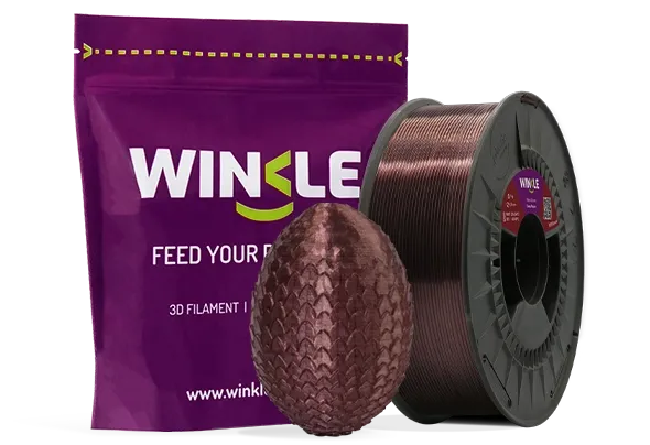 Doypack de la bobine de Filament PETG Kristall Winkle 1,75mm Dunkles Mauve 1kg sowie eine 3D-gedruckte Figur aus diesem Material und ihre nachhaltige und wiederverwendbare Verpackung.