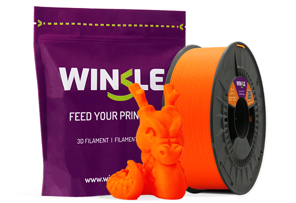 Doypack de la bobine de Filament PLA HD Fluoreszent Winkle 1,75mm Elektrisch Orange 300g sowie eine 3D-gedruckte Figur aus diesem Material und ihre nachhaltige und wiederverwendbare Verpackung.