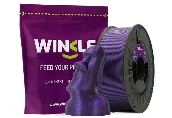 Doypack de la bobine de Filament PLA HD Glitzer Winkle 1,75mm Lila 1kg sowie eine 3D-gedruckte Figur aus diesem Material und ihre nachhaltige und wiederverwendbare Verpackung.