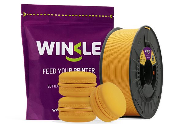 Doypack de la bobine de Filament PLA HD Pastell Winkle 1,75mm Kurkumagelb 1kg sowie eine 3D-gedruckte Figur aus diesem Material und ihre nachhaltige und wiederverwendbare Verpackung.