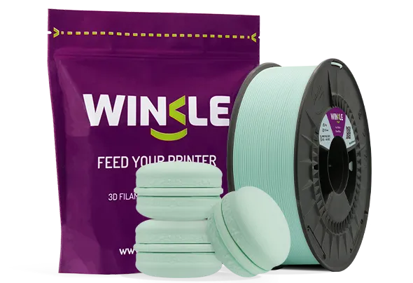 Doypack of spool Winkle PLA HD Filament Pastel Cloud Blue 1,75mm 1kg along with 3D printed figure with that material and its sustainable and reusable packaging.