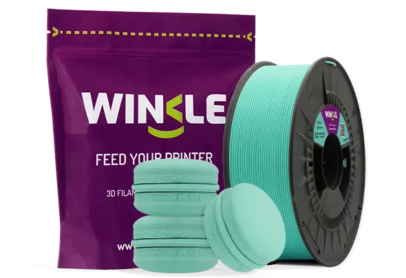 Doypack of spool Winkle PLA HD Filament Pastel Turquoise Blue 1,75mm 1kg along with 3D printed figure with that material and its sustainable and reusable packaging.