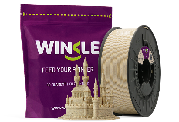 Doypack de la bobine de Filament PLA HD Texture (Texturiert) Winkle 1,75mm Sand 300g sowie eine 3D-gedruckte Figur aus diesem Material und ihre nachhaltige und wiederverwendbare Verpackung.