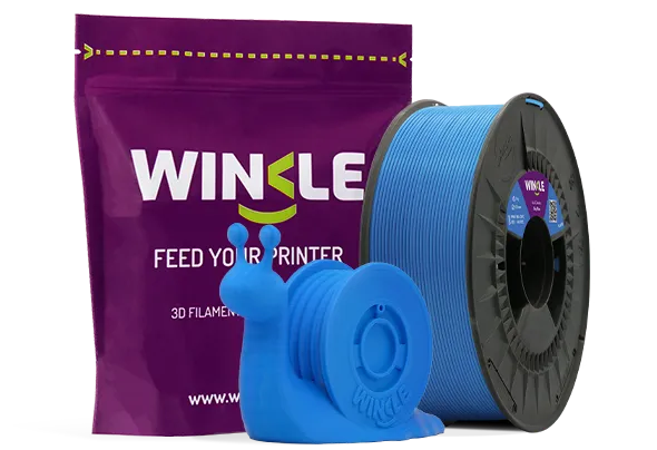 Doypack de la bobine de Filament PLA HD Winkle 1,75mm Himmelblau 1kg sowie eine 3D-gedruckte Figur aus diesem Material und ihre nachhaltige und wiederverwendbare Verpackung.