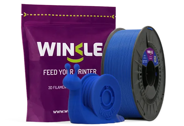 Doypack de la bobina de Filamento PLA HD Winkle 1,75mm Azul Pacífico 1kg junto a figura impresa en 3D con ese material y su envase sostenible y reutilizable