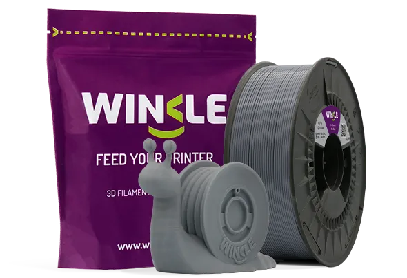 Doypack de la bobina de Filamento PLA HD Winkle 1,75mm Gris Ceniza 1kg junto a figura impresa en 3D con ese material y su envase sostenible y reutilizable