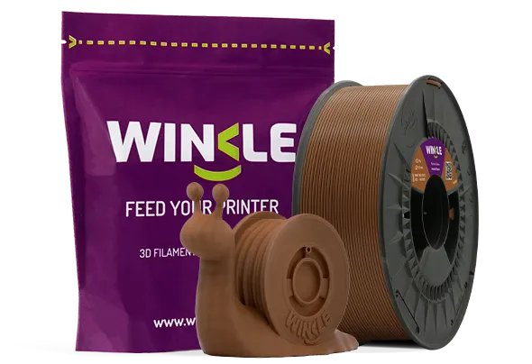 Doypack of spool Winkle PLA HD Filament Acacia Brown 1,75mm 300g along with 3D printed figure with that material and its sustainable and reusable packaging.