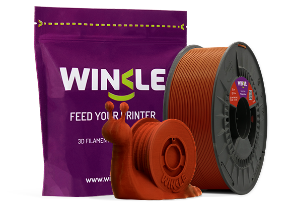 Doypack of spool Winkle PLA HD Filament Mahogany Brown 1,75mm 1kg along with 3D printed figure with that material and its sustainable and reusable packaging.