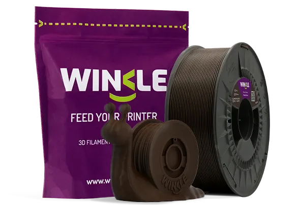 Doypack de la bobina de Filamento PLA HD Winkle 1,75mm Marrón Ébano 1kg junto a figura impresa en 3D con ese material y su envase sostenible y reutilizable