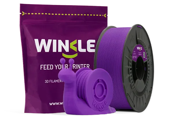 Doypack de la bobine de Filament PLA HD Winkle 1,75mm Winkle Violett 300g sowie eine 3D-gedruckte Figur aus diesem Material und ihre nachhaltige und wiederverwendbare Verpackung.