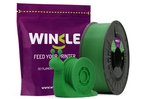 Doypack de la bobina de Filamento PLA HD Winkle 1,75mm Verde Aguacate 1kg junto a figura impresa en 3D con ese material y su envase sostenible y reutilizable