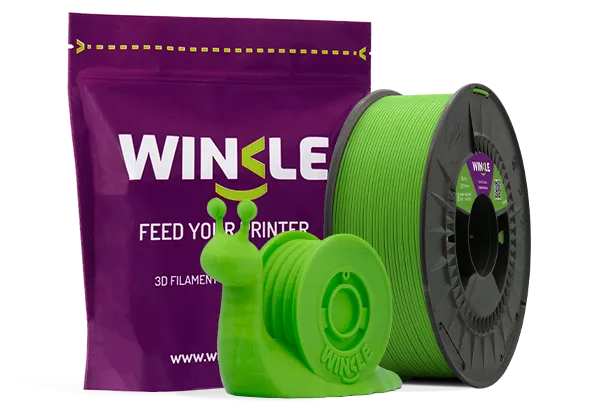 Doypack de la bobina de Filamento PLA HD Winkle 1,75mm Verde Ecotisa 1kg junto a figura impresa en 3D con ese material y su envase sostenible y reutilizable