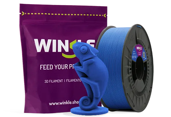 Doypack of spool Winkle PLA Matte Filament Cobalt Blue 1,75mm 1kg along with 3D printed figure with that material and its sustainable and reusable packaging.