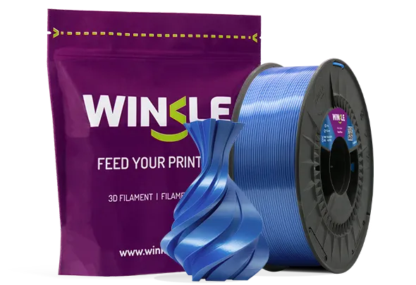 Doypack de la bobine de Filament PLA Silk (Seide) Winkle 1,75mm Stahlblau 1kg sowie eine 3D-gedruckte Figur aus diesem Material und ihre nachhaltige und wiederverwendbare Verpackung.