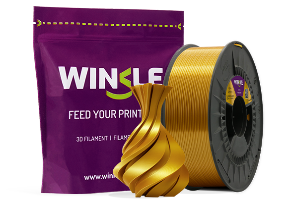 Doypack de la bobine de Filament PLA Silk (Seide) Winkle 1,75mm König Gold 300g sowie eine 3D-gedruckte Figur aus diesem Material und ihre nachhaltige und wiederverwendbare Verpackung.