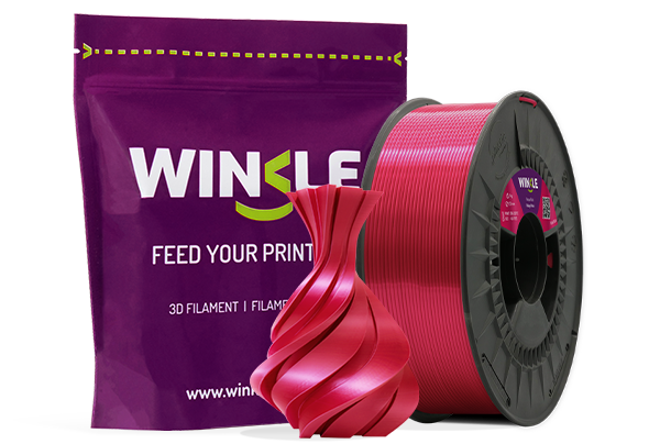 Doypack de la bobine de Filament PLA Silk (Seide) Winkle 1,75mm Rubin Rosa 300g sowie eine 3D-gedruckte Figur aus diesem Material und ihre nachhaltige und wiederverwendbare Verpackung.