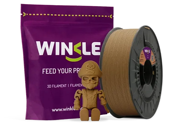 Doypack de la bobine de Filament PLA Wood (Holz) Winkle 1,75mm Kiefernholz 300g sowie eine 3D-gedruckte Figur aus diesem Material und ihre nachhaltige und wiederverwendbare Verpackung.